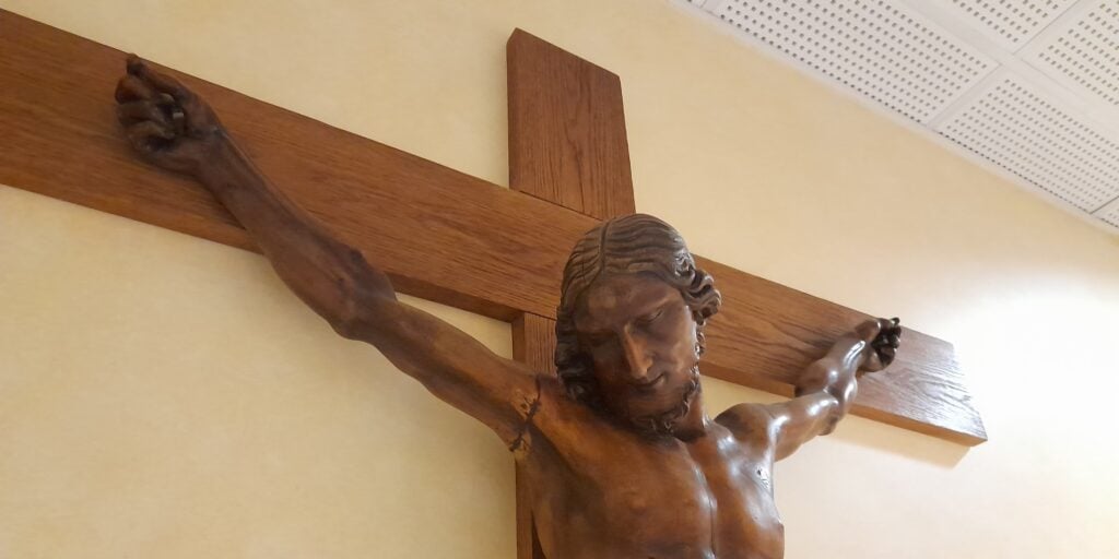 Crucifix de l'accueil à la Maison-Mère