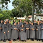 Soeurs de Colombie entourant notre Mère