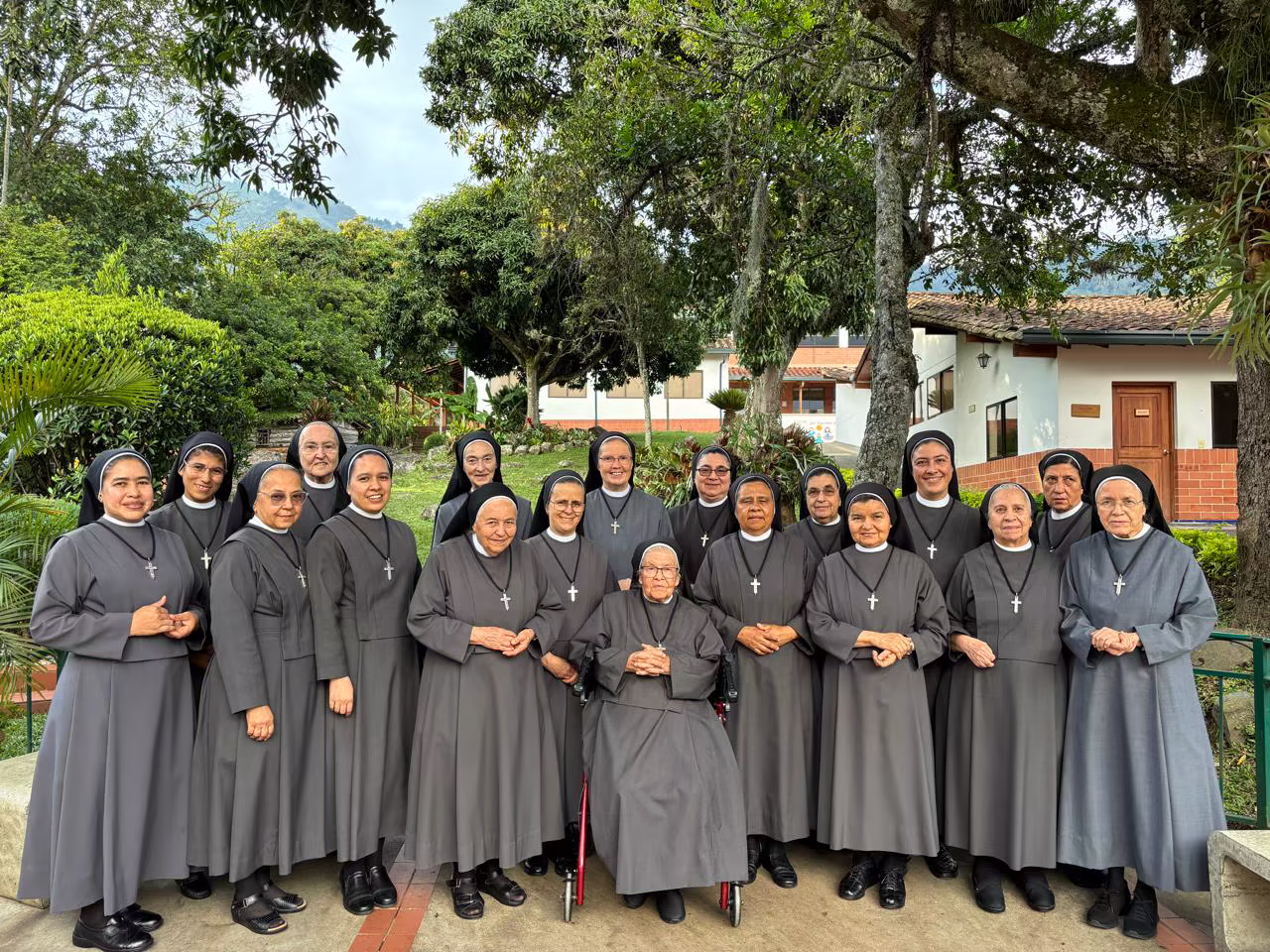 Soeurs de Colombie entourant notre Mère