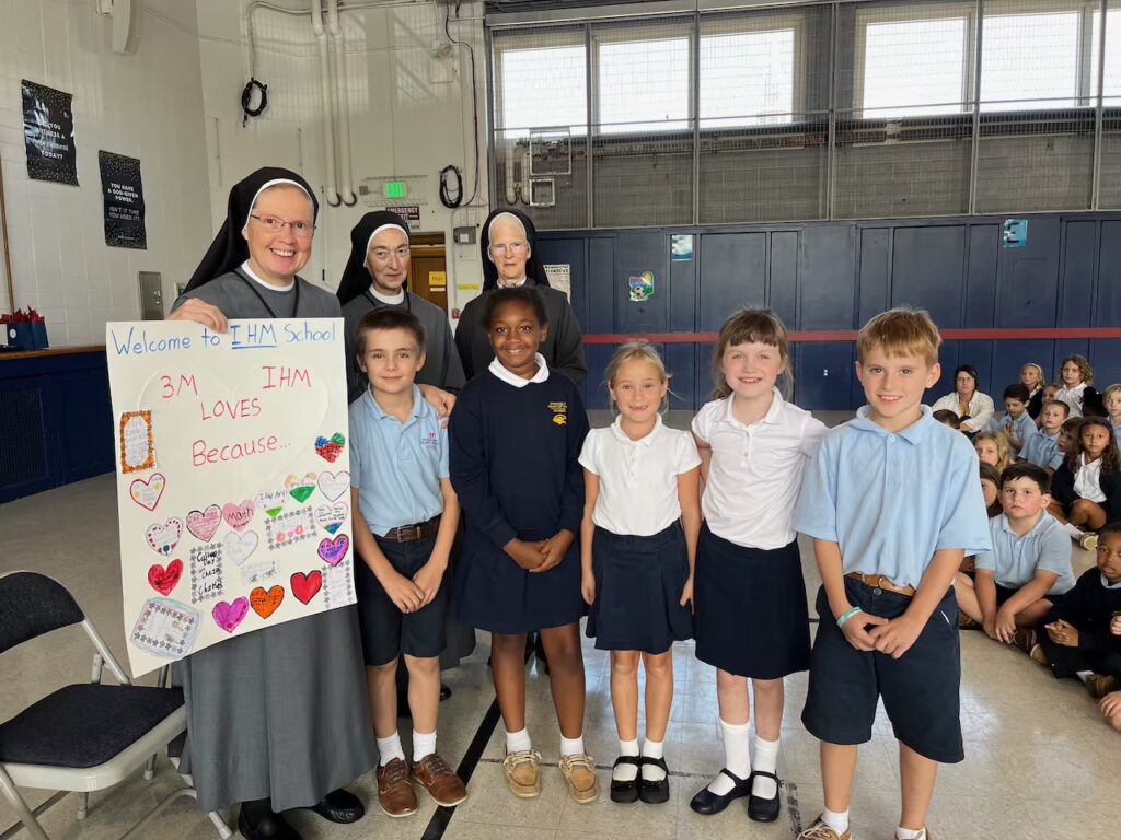 enfants avec notre mère Enfants avec notre Mère et Sr Maria-Theresia