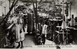 Jeunes ouvrières dans les usines