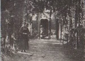 Père Brisson dans l'allée des sapins