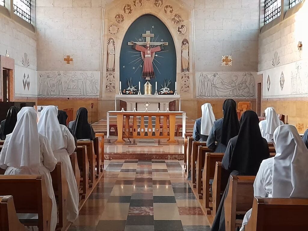 priere Soeurs à la chapelle de la Maison-Mère