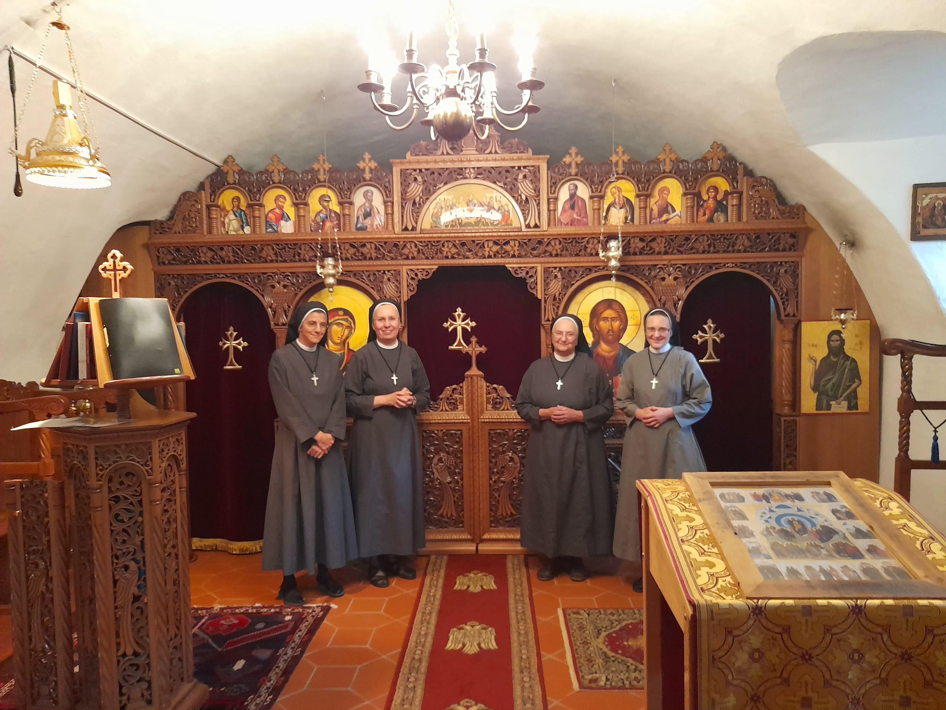RDD-2024-orthodoxes-OSFS Soeurs arrivée dans une chapelle orthodoxe lors de la RDD 2024