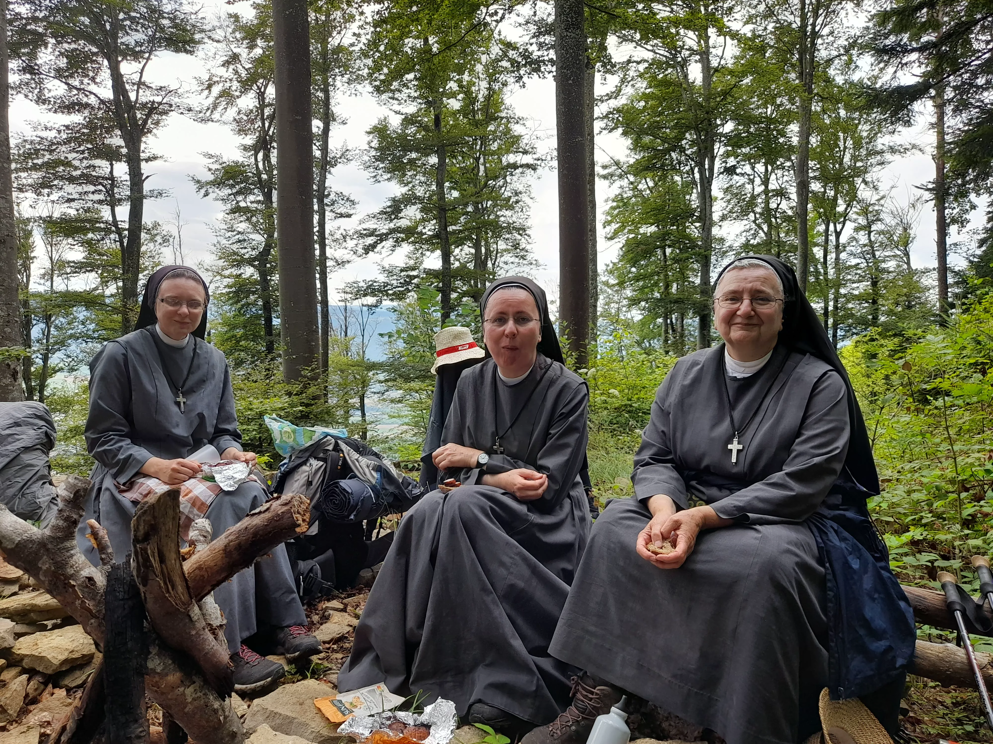 RDD-2024-Pique-nique-OSFS Soeurs assises dans la forêt lors de la RDD 2024
