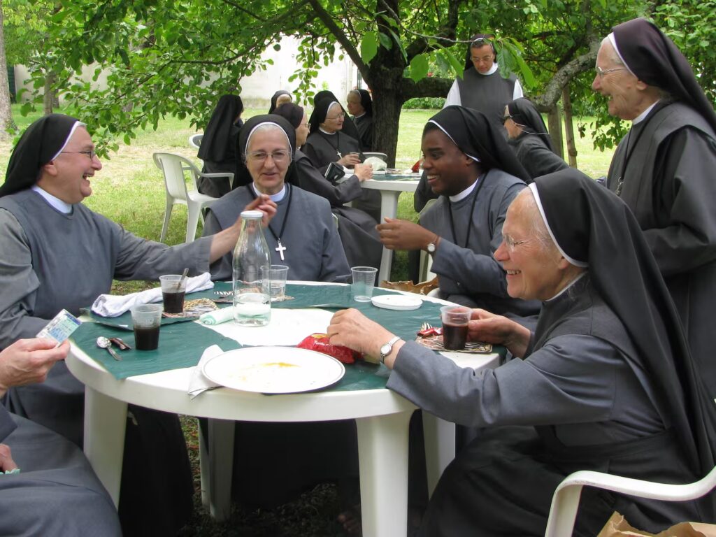 vie fraternelle Soeurs lors d'un repas de fête