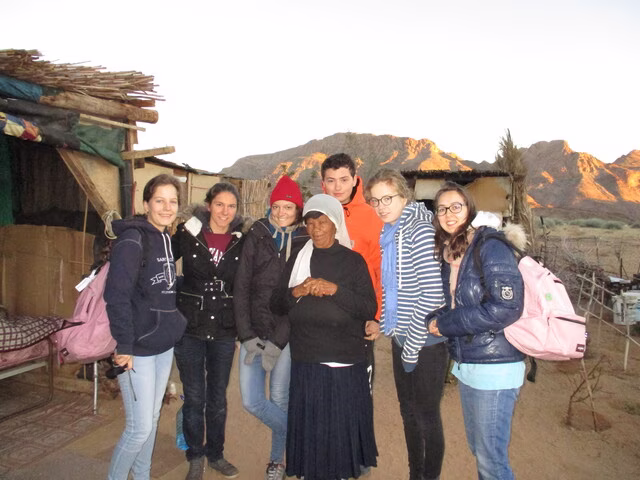 groupe de volontaire entourant une famille