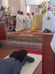 Prostration lors des voeux perpétuelles de Sr Laurence Christelle