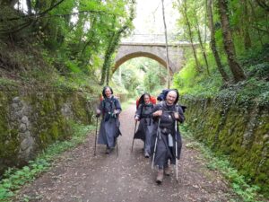 En chemin deux soeurs sur la piste cyclable