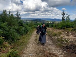 En chemin deux soeurs dans la campagne