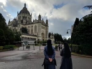 Arrivée devant la basilique de Lisieux