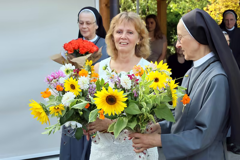 Soyhières-1 Une dame apporte des fleurs à Sr Chantal-Agnès